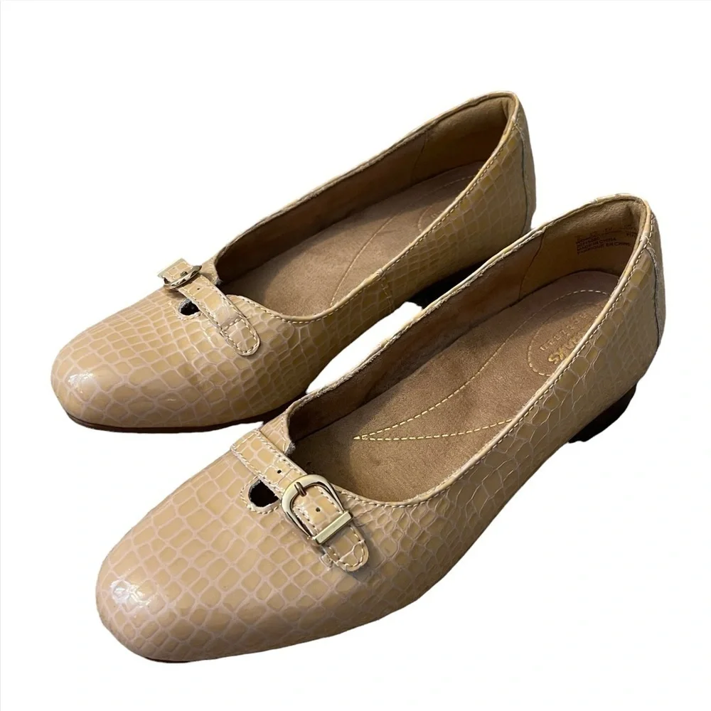 Clarks Artisan Women's Slip On Comfort Flats Beige Snake Prints Size 6.5M